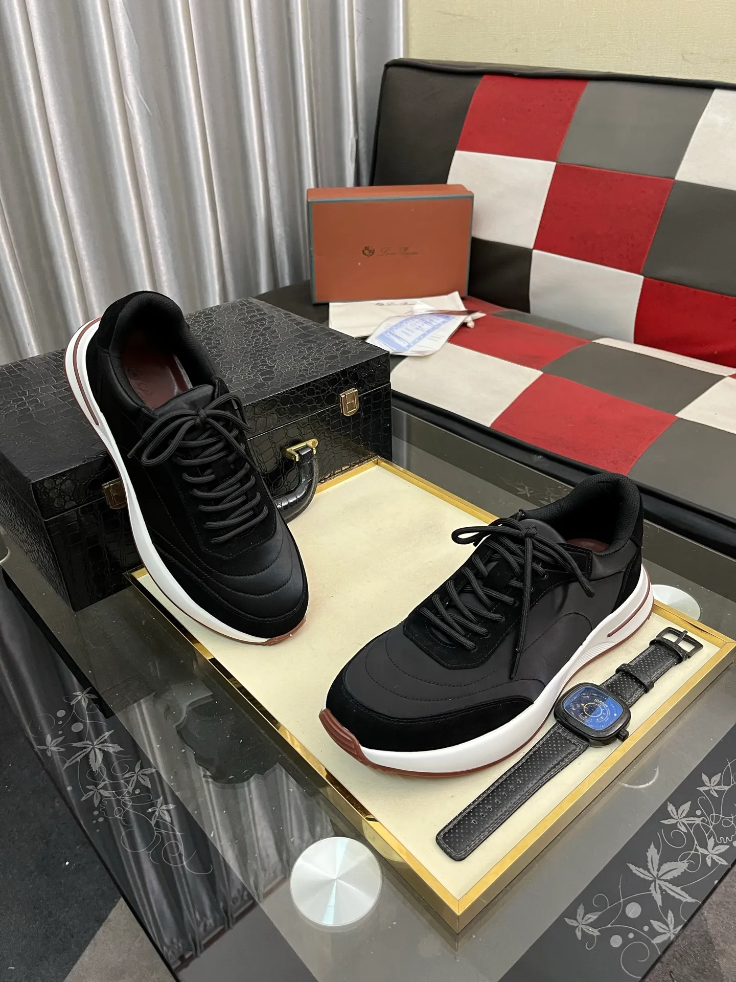 Men's shoes 💰458⌚️⌚️ Loro Pian* Loro Pian* casual shoes are made of cowhide frosted cowhide. Unique texture, simple and elegant, in line with Asian shoe lasts. Almond toe bar, apron style toe, drum-stitched upper. Same color stitching details. Slip-on style for easy on and off. Original color full cowhide lining. The insole is decorated with the 🈶️ brand logo. The original open-molded TPU raw rubber outsole. The soft rubber sole has super grip performance. Comfortable and casual style. You can create 🉑casual🉑formal urban style at will!  Code number: 38-44